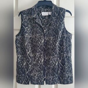 KATHIE LEE Woman's Size 12 Full Zip Sleeveless Top  Black & White Snake Print